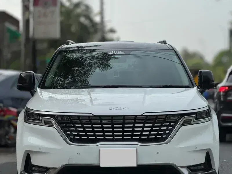 KIA Carnival Car Rent in Lahore | Musaafir Tours