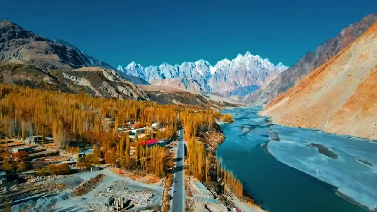 4 Days Deluxe Hunza Family Trip by Air